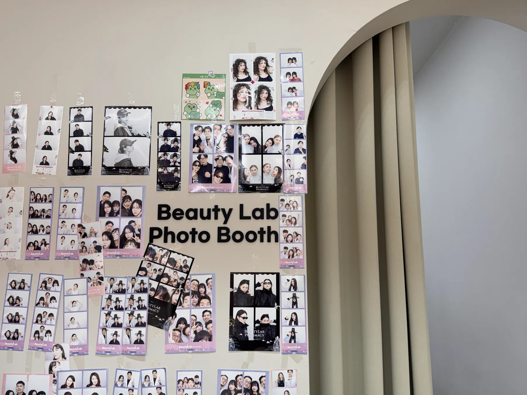 매장 안 Beauty Lab Photo Booth와 방문 고객들의 사진